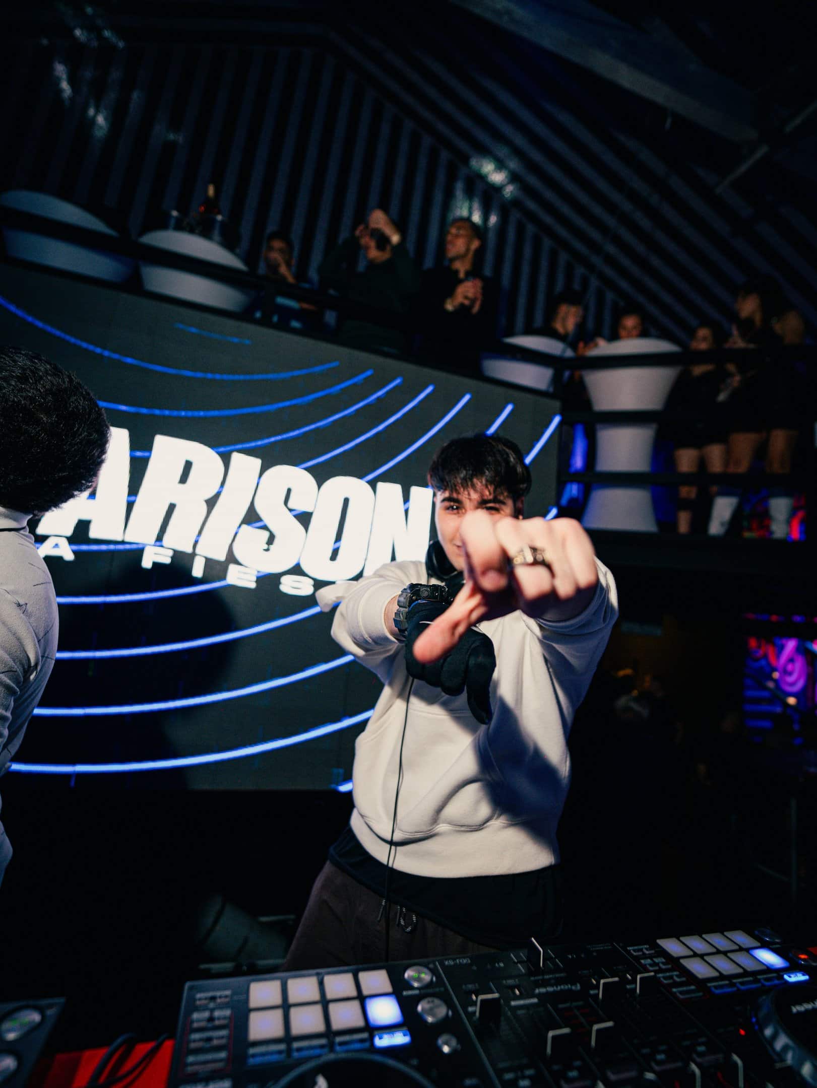 DJ TRICK en la cabina de Parison, Canelones