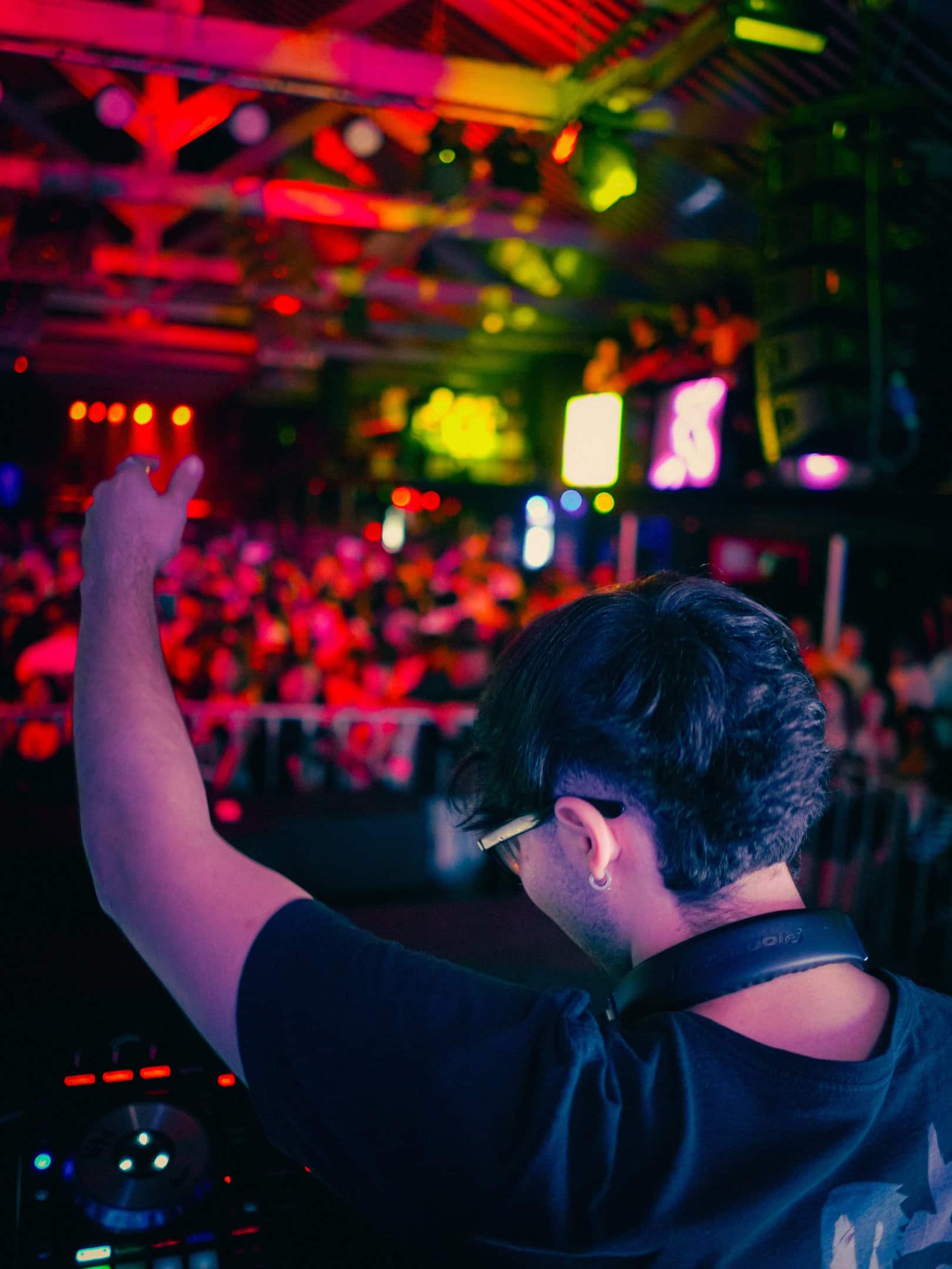 DJ TRICK en cabina frente a la pista llena, en Parison, Canelones